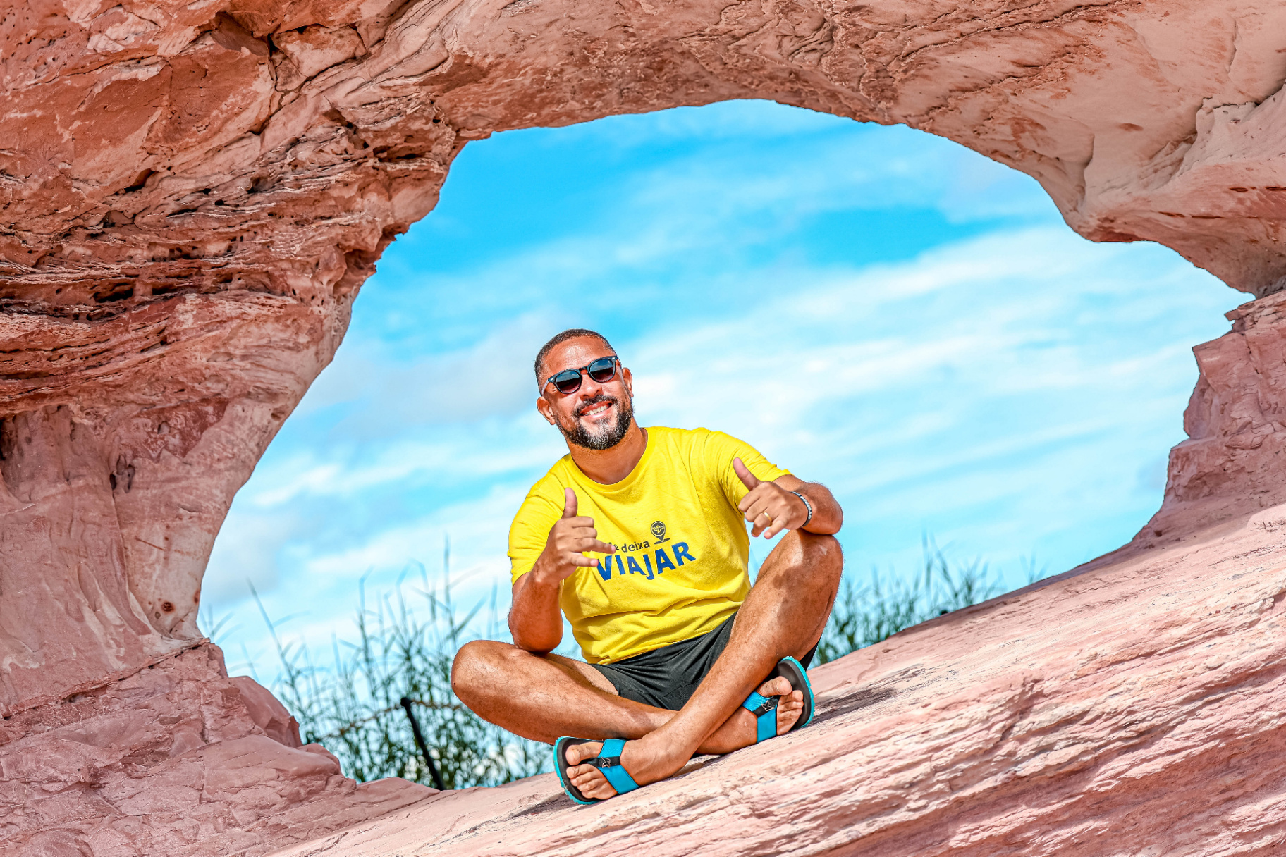 Viajante da Me Deixa Viajar sob a Pedra Furada no Jalapão