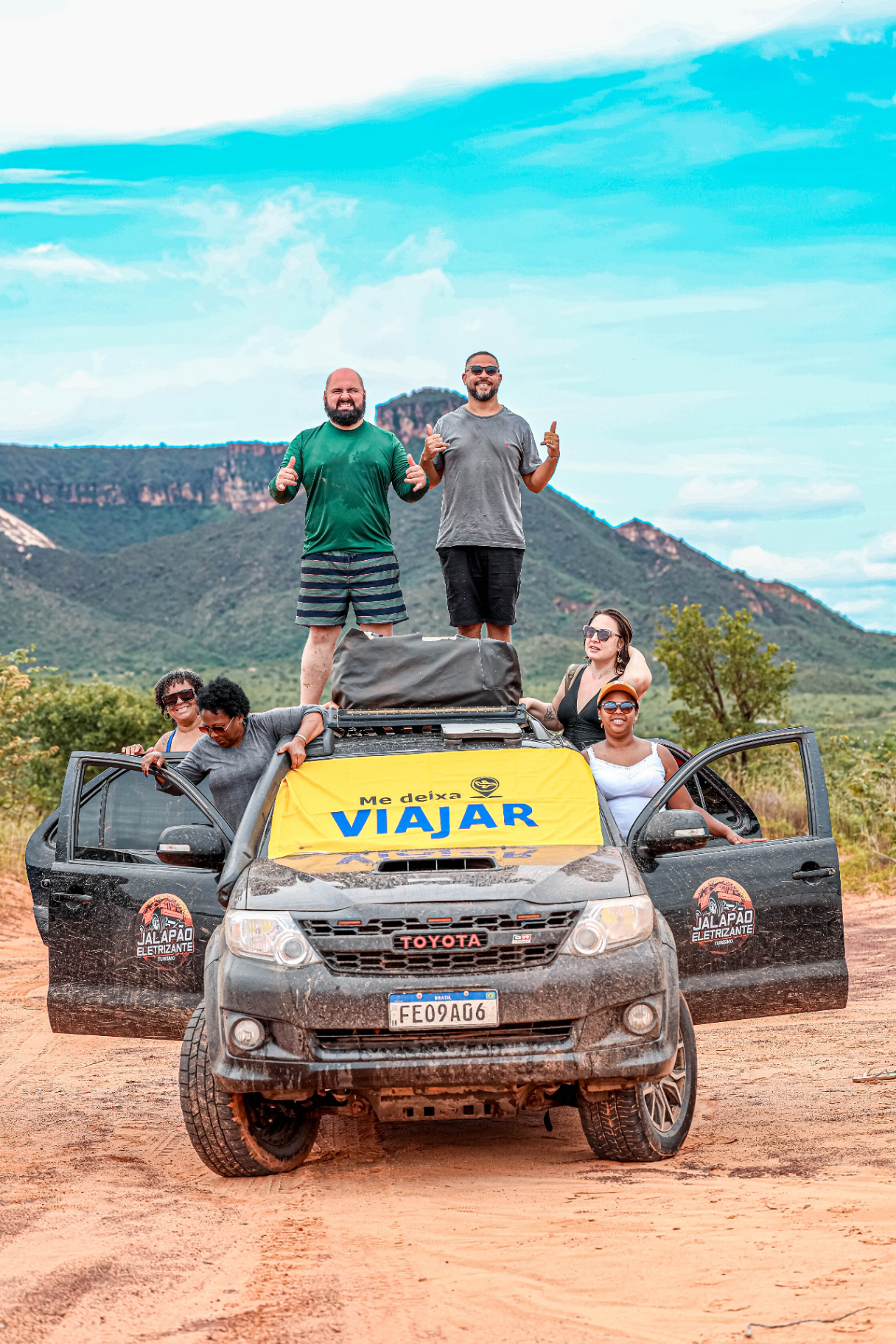 Grupo da Me Deixa Viajar sobre 4x4 em expedição pelo Jalapão