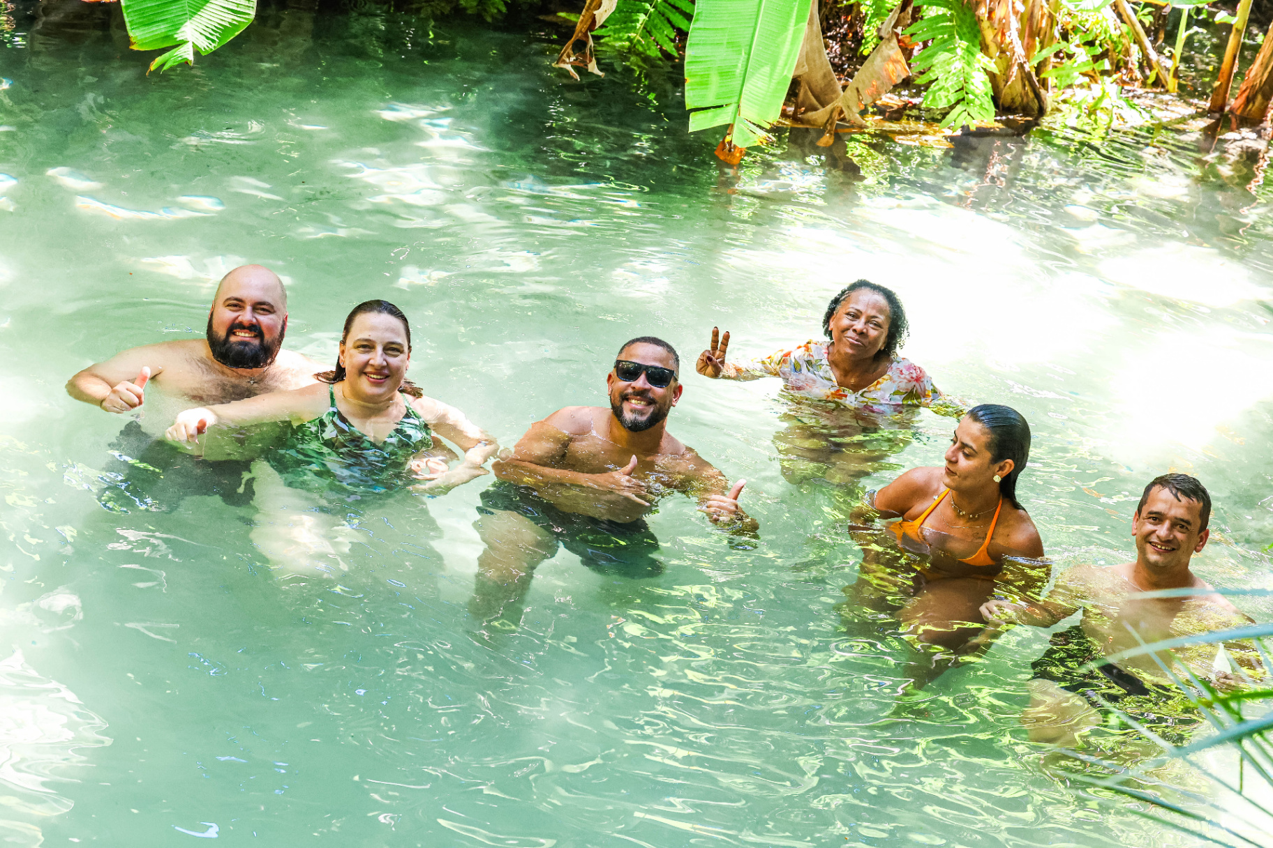 Grupo de viajantes se divertindo em fervedouro do Jalapão